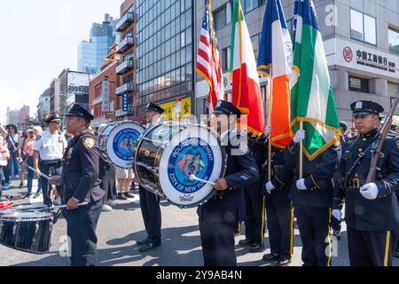 Die jährliche Festival-Parade von San Gennaro in der Canal Street und Mulberry Street in New York City. NYPD Marching Band marschiert in der Parade. Stockfoto