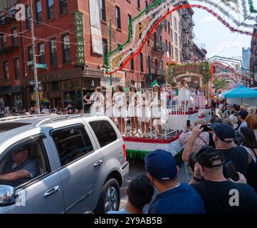 Die jährliche Festival-Parade von San Gennaro zieht sich auf die Mulberry Street in Little italy mit vielen Zuschauern entlang der Strecke. Stockfoto