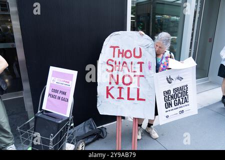 Eine Koalition von Friedensgruppen demonstriert auf der 3rd Avenue vor dem Südafrikanischen Konsulat in NYC und ruft zu einem Waffenstillstand in Gaza auf und fordert die israelische Armee auf, die Tötung von Zivilisten zu stoppen. Später marschierten sie zum israelischen Konsulat und dann zu den Vereinten Nationen. Stockfoto