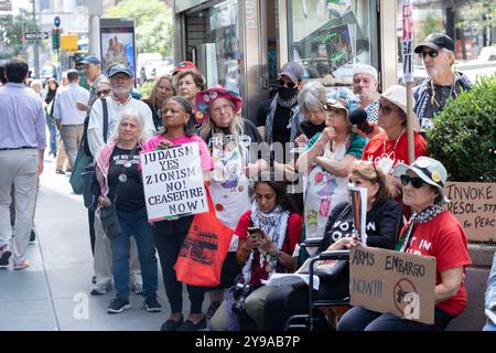 Eine Koalition von Friedensgruppen demonstriert auf der 3rd Avenue vor dem Südafrikanischen Konsulat in NYC und ruft zu einem Waffenstillstand in Gaza auf und fordert die israelische Armee auf, die Tötung von Zivilisten zu stoppen. Später marschierten sie zum israelischen Konsulat und dann zu den Vereinten Nationen. Stockfoto