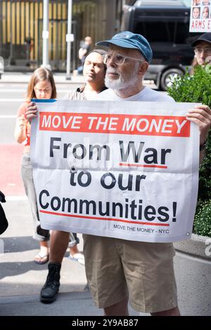 Eine Koalition von Friedensgruppen demonstriert auf der 3rd Avenue vor dem Südafrikanischen Konsulat in NYC und ruft zu einem Waffenstillstand in Gaza auf und fordert die israelische Armee auf, die Tötung von Zivilisten zu stoppen. Später marschierten sie zum israelischen Konsulat und dann zu den Vereinten Nationen. Stockfoto