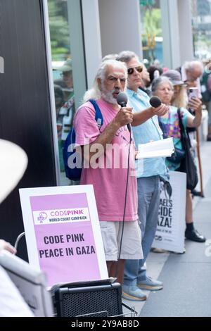 Eine Koalition von Friedensgruppen demonstriert auf der 3rd Avenue vor dem Südafrikanischen Konsulat in NYC und ruft zu einem Waffenstillstand in Gaza auf und fordert die israelische Armee auf, die Tötung von Zivilisten zu stoppen. Später marschierten sie zum israelischen Konsulat und dann zu den Vereinten Nationen. Stockfoto