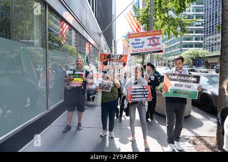 Eine Koalition von Friedensgruppen demonstriert auf der 3rd Avenue vor dem Südafrikanischen Konsulat in NYC und ruft zu einem Waffenstillstand in Gaza auf und fordert die israelische Armee auf, die Tötung von Zivilisten zu stoppen. Später marschierten sie zum israelischen Konsulat und dann zu den Vereinten Nationen. Stockfoto