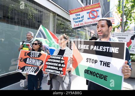 Eine Koalition von Friedensgruppen demonstriert auf der 3rd Avenue vor dem Südafrikanischen Konsulat in NYC und ruft zu einem Waffenstillstand in Gaza auf und fordert die israelische Armee auf, die Tötung von Zivilisten zu stoppen. Später marschierten sie zum israelischen Konsulat und dann zu den Vereinten Nationen. Stockfoto