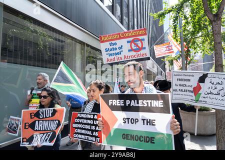 Eine Koalition von Friedensgruppen demonstriert auf der 3rd Avenue vor dem Südafrikanischen Konsulat in NYC und ruft zu einem Waffenstillstand in Gaza auf und fordert die israelische Armee auf, die Tötung von Zivilisten zu stoppen. Später marschierten sie zum israelischen Konsulat und dann zu den Vereinten Nationen. Stockfoto