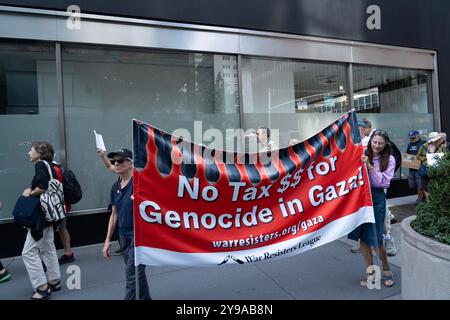 Eine Koalition von Friedensgruppen demonstriert auf der 3rd Avenue vor dem Südafrikanischen Konsulat in NYC und ruft zu einem Waffenstillstand in Gaza auf und fordert die israelische Armee auf, die Tötung von Zivilisten zu stoppen. Später marschierten sie zum israelischen Konsulat und dann zu den Vereinten Nationen. Stockfoto