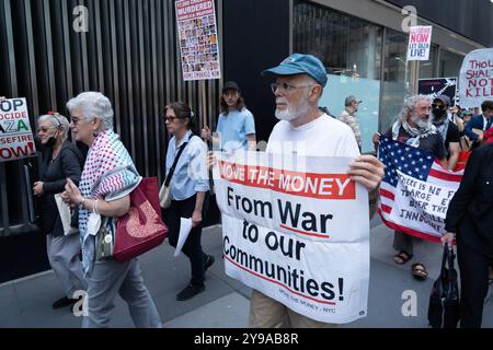 Eine Koalition von Friedensgruppen demonstriert auf der 3rd Avenue vor dem Südafrikanischen Konsulat in NYC und ruft zu einem Waffenstillstand in Gaza auf und fordert die israelische Armee auf, die Tötung von Zivilisten zu stoppen. Später marschierten sie zum israelischen Konsulat und dann zu den Vereinten Nationen. Stockfoto