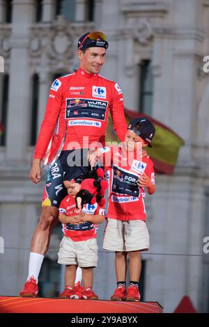 Primoz Roglic von Slowenien und Red Bull Bora Team feiert seinen Sieg am Ende der 79. Vuelta A España 2024 am 8. September 2024 in Madrid, Spanien mit: Primoz Roglic Wo: Madrid, Spanien Wann: 08 Sep 2024 Credit: Oscar Gonzalez/WENN Stockfoto