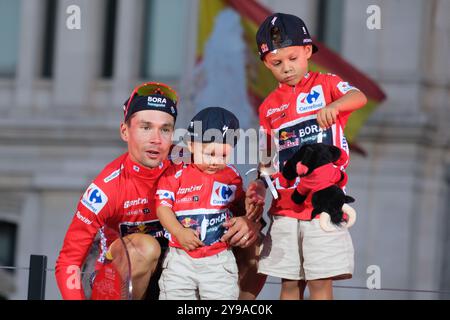 Primoz Roglic von Slowenien und Red Bull Bora Team feiert seinen Sieg am Ende der 79. Vuelta A España 2024 am 8. September 2024 in Madrid, Spanien mit: Primoz Roglic Wo: Madrid, Spanien Wann: 08 Sep 2024 Credit: Oscar Gonzalez/WENN Stockfoto