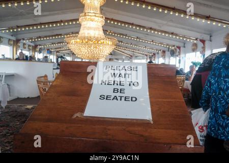 Eastbourne, Großbritannien, 8. September 2024 - ein Café am Touristenpier Stockfoto