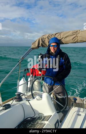 Der Skipper einer Yacht, Segeln und Tee trinken in der britischen Sommerzeit Stockfoto