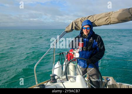 Der Skipper einer Yacht, Segeln und Tee trinken in der britischen Sommerzeit Stockfoto