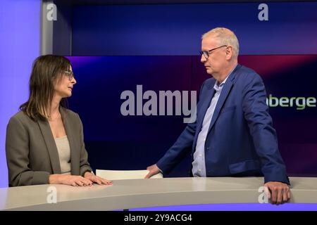 GER, Berlin, Studio, zu Gast bei - maischberger, Polittalk, TV, Format, mit Moderatorin - Sandra Maischberger, das erste, aus Adlershof - am Studio 20, im Bild v.l. : Iris Sayram im gespraech mit Günther Jauch, 09.10.2024, *** GER, Berlin, Studio, Gast bei maischberger, Polittalk, TV, Format, mit Moderatorin Sandra Maischberger, das erste, von Adlershof im Studio 20, im Bild von links Iris Sayram im Gespräch mit Günther Jauch, 09 10 2024, Copyright: HMBxMedia/UwexKoch Stockfoto