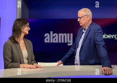 GER, Berlin, Studio, zu Gast bei - maischberger, Polittalk, TV, Format, mit Moderatorin - Sandra Maischberger, das erste, aus Adlershof - am Studio 20, im Bild v.l. : Iris Sayram im gespraech mit Günther Jauch, 09.10.2024, *** GER, Berlin, Studio, Gast bei maischberger, Polittalk, TV, Format, mit Moderatorin Sandra Maischberger, das erste, von Adlershof im Studio 20, im Bild von links Iris Sayram im Gespräch mit Günther Jauch, 09 10 2024, Copyright: HMBxMedia/UwexKoch Stockfoto