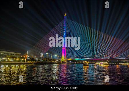 Neonbeleuchtung auf der Rama VIII Brücke am chao phraya Fluss in Bangkok bei Nacht Stockfoto