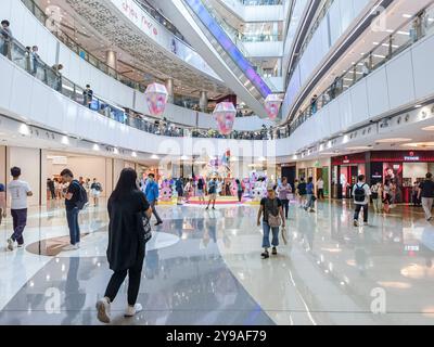 Hongkong, China, 08. Oktober 2024: Die Leute kaufen und spazieren in der hellen, modernen Hongkong Mall. Stockfoto