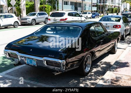 Miami Beach, Florida USA - 9. Juni 2024: 1968 pontiac gto schwarz am Ocean Drive miami Beach Stockfoto