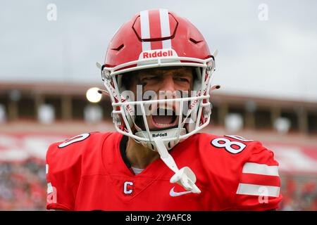 Ithaca, NY, USA. September 2024. Cornell Big Red Wide Receiver Brendan Lee (80) trifft am Samstag, den 28. September 2024 auf dem Schoellkopf Field in Ithaca, NY, auf seinen Touchdown-Fang gegen die Yale Bulldogs. Rich Barnes/CSM/Alamy Live News Stockfoto