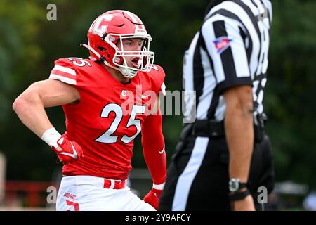 Ithaca, NY, USA. September 2024. Cornell Big Red Linebacker Luke Banbury (25) reagiert auf ein Spiel gegen die Yale Bulldogs am Samstag, den 28. September 2024 im Schoellkopf Field in Ithaca, NY. Rich Barnes/CSM/Alamy Live News Stockfoto