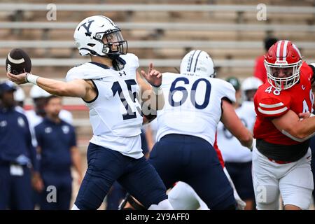 Ithaca, NY, USA. September 2024. Der Yale Bulldogs Quarterback Brogan McCaughey (15) gibt den Ball gegen die Cornell Big Red am Samstag, den 28. September 2024 auf dem Schoellkopf Field in Ithaca, NY. Rich Barnes/CSM/Alamy Live News Stockfoto