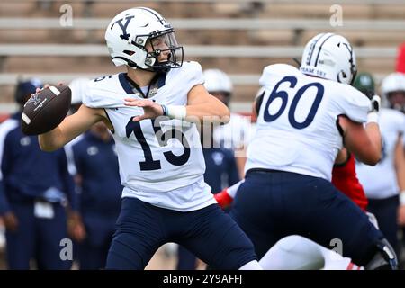 Ithaca, NY, USA. September 2024. Der Yale Bulldogs Quarterback Brogan McCaughey (15) gibt den Ball gegen die Cornell Big Red am Samstag, den 28. September 2024 auf dem Schoellkopf Field in Ithaca, NY. Rich Barnes/CSM/Alamy Live News Stockfoto