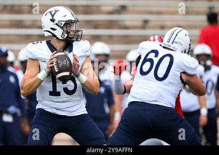 Ithaca, NY, USA. September 2024. Der Yale Bulldogs Quarterback Brogan McCaughey (15) fällt am Samstag, den 28. September 2024, auf dem Schoellkopf Field in Ithaca, NY, zurück und tritt gegen die Cornell Big Red. Rich Barnes/CSM/Alamy Live News Stockfoto