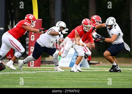 Ithaca, NY, USA. September 2024. Cornell Big Red Quarterback Jameson Wang (1) spielt mit dem Ball gegen die Yale Bulldogs am Samstag, den 28. September 2024 auf dem Schoellkopf Field in Ithaca, NY. Rich Barnes/CSM/Alamy Live News Stockfoto