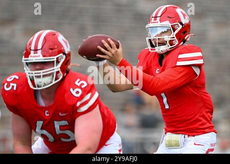 Ithaca, NY, USA. September 2024. Cornell Big Red Quarterback Jameson Wang (1) trifft am Samstag, den 28. September 2024 auf dem Schoellkopf Field in Ithaca, NY, den Mittelschuss gegen die Yale Bulldogs. Rich Barnes/CSM/Alamy Live News Stockfoto