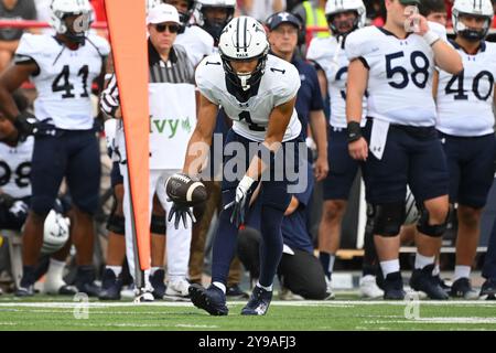 Ithaca, NY, USA. September 2024. Mason Shipp (1) der Yale Bulldogs (1) fängt am Samstag, den 28. September 2024 im Schoellkopf Field in Ithaca, NY, den Ball gegen die Cornell Big Red. Rich Barnes/CSM/Alamy Live News Stockfoto