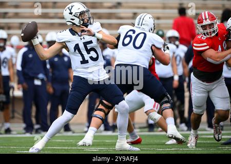 Ithaca, NY, USA. September 2024. Der Yale Bulldogs Quarterback Brogan McCaughey (15) gibt den Ball gegen die Cornell Big Red am Samstag, den 28. September 2024 auf dem Schoellkopf Field in Ithaca, NY. Rich Barnes/CSM/Alamy Live News Stockfoto