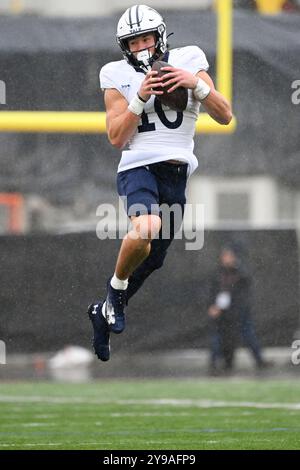 Ithaca, NY, USA. September 2024. David Pantelis (10) holt am Samstag, den 28. September 2024 im Schoellkopf Field in Ithaca, NY, den Ball gegen die Cornell Big Red. Rich Barnes/CSM/Alamy Live News Stockfoto