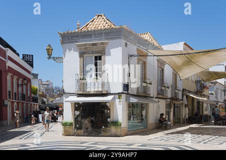 Weiße historische Gebäude mit kleinen Geschäften in einer gepflasterten Einkaufsstraße, Fußgängerzone, Altstadt, Faro, Algarve, Portugal, Europa Stockfoto