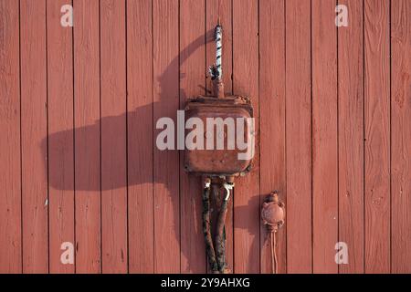 Alte elektrische Anschlussdose von Siemens, rot lackierte Holzwand, NY-Alesund, Kongsfjord, Spitzbergen Island, Svalbard und Jan Mayen Archipel, Nein Stockfoto