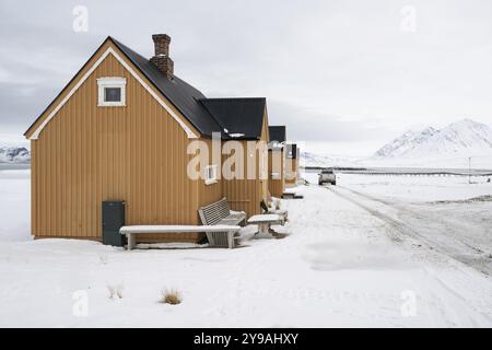 Ockerfarbene Häuser, Forschungssiedlung, wissenschaftliche Siedlung, Winterlandschaft, NY-Alesund, Kongsfjord, Svalbard Island, Svalbard Archipel, S Stockfoto