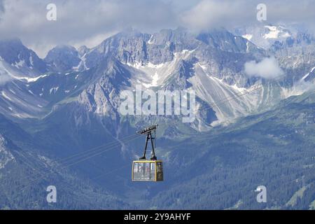 Kabine der Nebelhornbahn zwischen Bahnhof Hoefatsblick und Gipfel, dahinter die bewölkten Hammerspitzen, Oberstdorf, Allgäuer Alpen, Allgäuer, Bavar Stockfoto