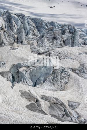 Gletschereis mit Gletscherspalten, Glacier du Tour, hochalpine Berglandschaft, Chamonix, Haute-Savoie, Frankreich, Europa Stockfoto