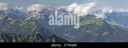 Bergpanorama vom Nebelhorn, 2224m, südwestlich zu den Hammerspitzen, Kanzelwand, Bergstation der Fellhornbahn, dem bewölkten Fellh Stockfoto