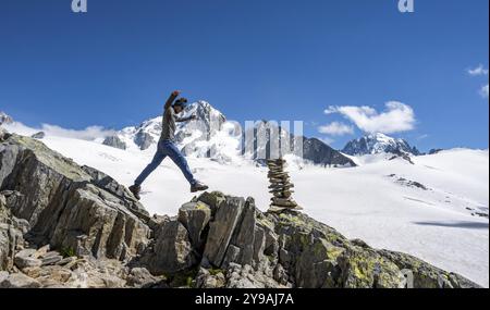 Bergsteiger, der von Stein zu Stein springt, Steinhügel, hochalpine Berglandschaft, Glacier du Tour, Gletscher und Berggipfel, Gipfel der Aiguille de Char Stockfoto