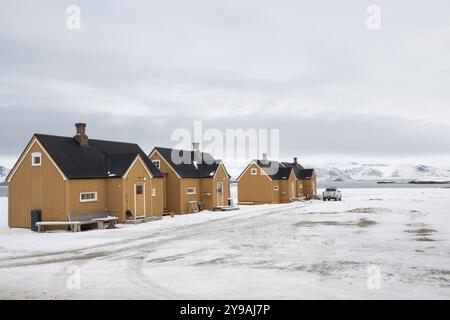 Ockerfarbene Häuser, Forschungssiedlung, wissenschaftliche Siedlung, Winterlandschaft, NY-Alesund, Kongsfjord, Svalbard Island, Svalbard Archipel, S Stockfoto