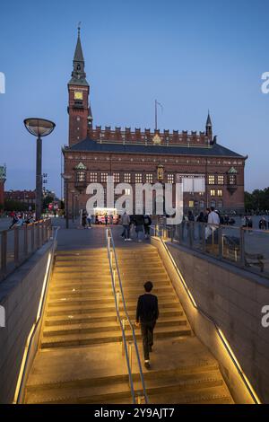 Beleuchtete Treppe, U-Bahn-Station, Rathaus im nationalromantischen Stil von Martin Nyrop, Rathausplatz oder Radhuspladsen im EVU Stockfoto