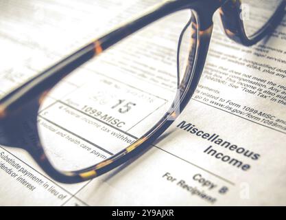 Retro-Sepia Detail eine Steuererklärung für das Jahr 2015 steuerliche Ergebnis für das Jahr 2016 Tag mit Brille Stockfoto