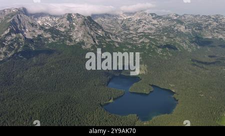 Luftaufnahme des berühmten Schwarzen Sees im Berg Durmitor Park im Sommer, Montenegro, Europa Stockfoto