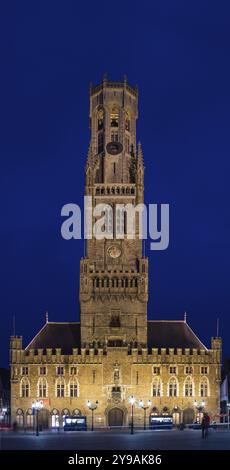 Der Glockenturm von Brügge ist ein mittelalterlicher Glockenturm im historischen Zentrum von Brügge, Belgien, Europa Stockfoto