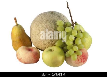 Frische Sommer Obst. Apfel, Melone, Trauben, Birnen und Pfirsiche auf weißem Hintergrund Stockfoto