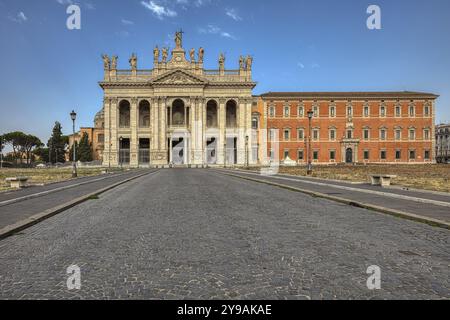 Die berühmte Kathedrale: Der Thron des Papstes, eine exquisite Fassade aus dem 18. Jahrhundert und Statuen der Apostel Stockfoto