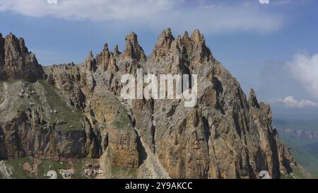 Blick aus der Vogelperspektive auf den Berg Naujiza oder Schwiegerzähne mit fantastischen Klippen in Kabardino-Balkaria, Kaukasus, Russland, Europa Stockfoto