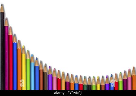 Bildung-Bild aus einer Sammlung von Farbstiften, angeordnet In einer Kurve mit Platz für Ihren Text Stockfoto