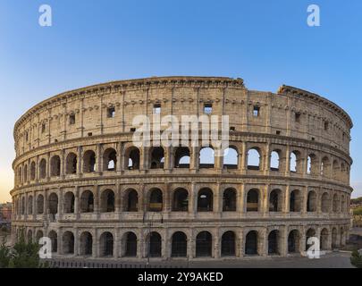 Kolosseum bei Sonnenaufgang in Rom, Italien, Europa. Rom, alte Arena der Gladiatorenkämpfe. Rom Kolosseum ist das bekannteste Wahrzeichen Roms und Italiens, Euro Stockfoto