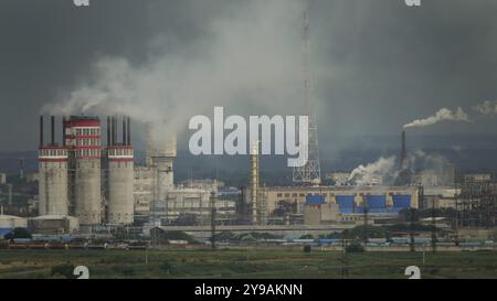 Öl- und Gasraffinerieanlage mit Schornsteinrauch, Business Petrochemie Industrie, Energie- und Brennstoffenergie, Ökosystem und gesunde Umweltkonzepte Stockfoto