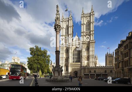 Die Fassade der Westminster Abbey an einem sonnigen Tag. London, Großbritannien. Foto mit dem Neigungs-/Verschiebeobjektiv, vertikale Linien der Architektur erhalten Stockfoto